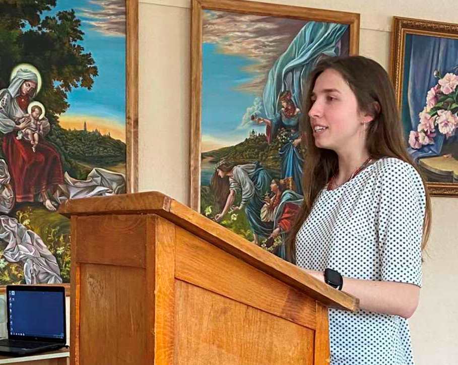 Студентка магістратури Катерина Перещук  виступає із доповіддю на тему «Музика до кінофільмів як самобутній жанр у творчості Валентина Сильвестрова» (науковий керівник – кандидатка педагогічних наук, доцентка Ороновс